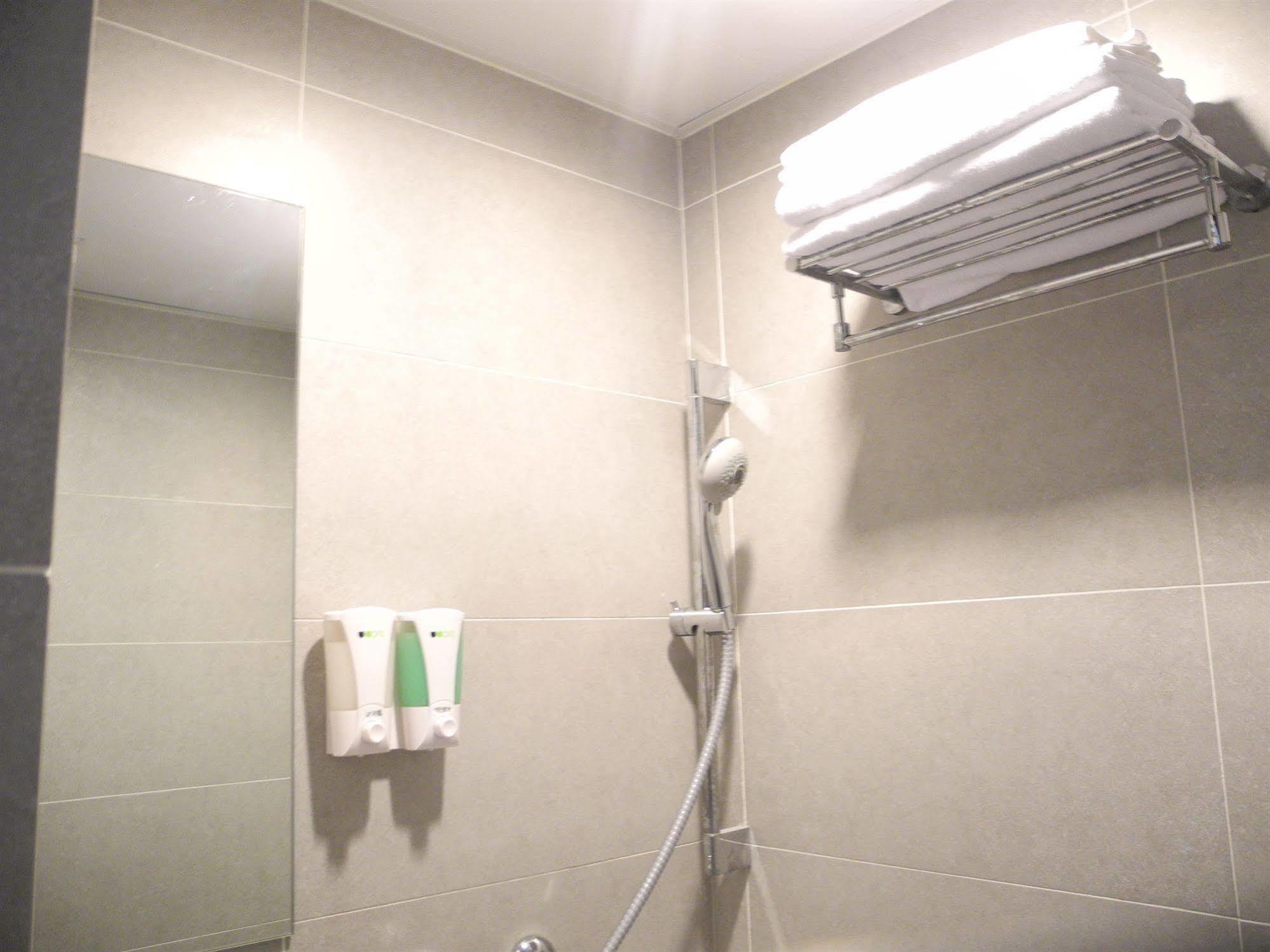 Kowloon Mongkok 1812 Guest House Hong Kong Exterior photo